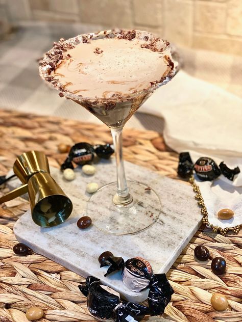 Mocha Cocktail, Mocha Martini, Coconut Martini, Feast Recipes, Chocolate Vodka, Weekend Night, Desserts In A Glass, Christmas Feast, After Dinner Drinks