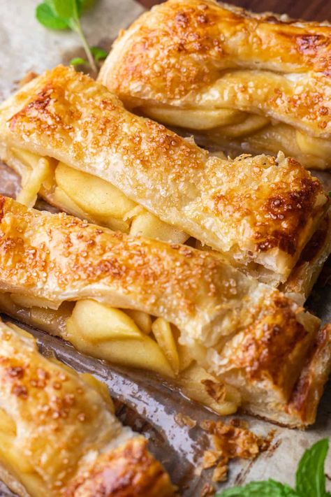 Puff Pastry With Apples, Apple Recipes With Puff Pastry, Puff Pastry Recipes Dessert, Pastries Recipes Dessert, Apple Puff Pastry, Puff Pastries, Puff Pastry Desserts, Easy Puff Pastry, Hand Pie