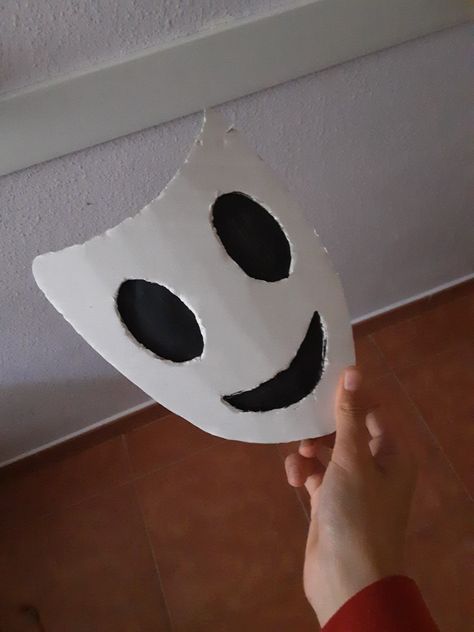 How To Make A Mask Out Of Cardboard, Cardboard Mask Ideas, Mascaras Aesthetic, Mascara Tutorial, Cardboard Mask, Zimmer Diy, Brown Hairstyles, Nightmare Before Christmas Decorations, Mascaras Halloween