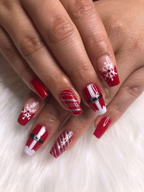 The latest nail style trend to hit Instagram is a creative way to celebrate the season. Users are uploading images of nails painted to look like the knit sweaters that are perfect for this time of the year. Holiday Nail Designs, Cute Christmas Nails, Christmas Gel Nails, Christmas Nail Art Designs, Christmas Nails Acrylic, Short Acrylic Nails Designs, Festival Nails, Xmas Nails, Christmas Nail Designs