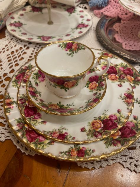 Old Country Roses Vintage Crockery Wedding, Plates And Bowls Set Vintage, Old Country Aesthetic, Old Country Roses Tablescape, Royal Albert Old Country Roses Table, Dinnerware Set Modern, Nightmare Before Christmas Wallpaper, Vintage Furniture Design, Vintage Crockery