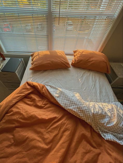 Room With Orange Bedding, Yellow And Orange Bedding, Tan Orange Aesthetic, Orange Bedspread Ideas, Rust Duvet Cover Bedroom, Fall Sheets Bed, Orange Rust Bed, Pumpkin Orange Bedding, Orange Bed Sheets Aesthetic