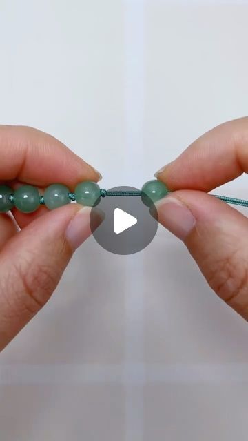 Knotting Pearls, Jewellery Making Tutorials, Garland Making, How To Make Garland, Diy Friendship Bracelets Patterns, Beading Jewelery, Basic Jewelry, Friendship Bracelets Diy, Jewelry Techniques