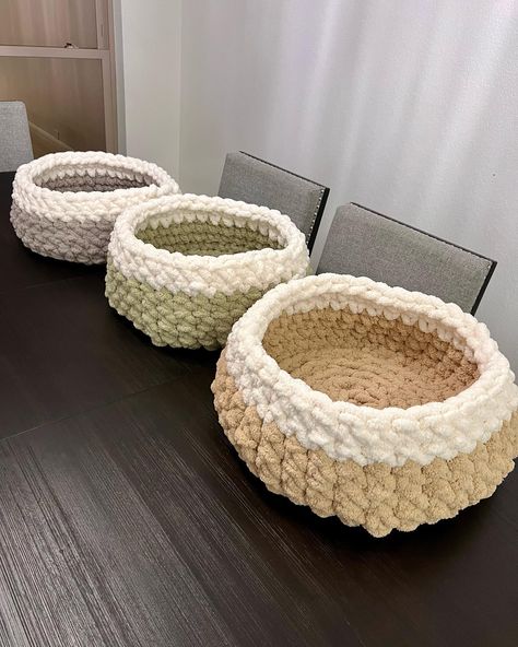 #chunkyknit #chunkyknitpetbed #diy #homedecor #handmade #petbed #chunkyknitdogbed #chunkyknitcatbed #furbaby #cozy #cozyhome Diy Finger Knitting, Crochet Pets, Chunky Blanket, Finger Knitting, Crochet Diy, Pet Bed, Crochet Animals, Diy Crochet, Chunky Knit