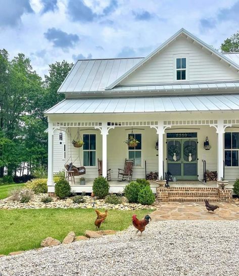 White Farmhouse Exterior, Old Country Houses, Barn Style House Plans, Dream Life House, White Farmhouse, Barn Style House, Southern Home, Farmhouse Exterior, Farmhouse Cottage