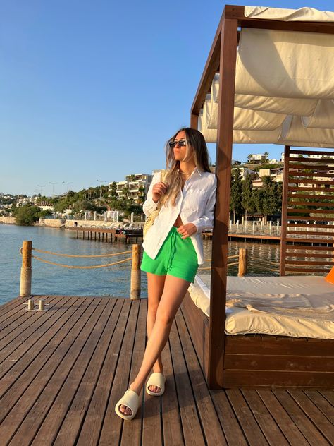 Linen shirt, green shorts, casual look, beachwear, summerlook, outfit, ootd Outfits Short Verde, Green Linen Shorts Outfit, Linen Shorts Outfit Summer, Linen Shorts Outfit, Green Linen Shorts, Short Verde, Summer Shorts Outfits, Shorts Outfit, Shorts Casual