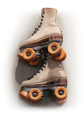 old, brown & orange skating rink skates...you know you miss 'em. Roller Boogie, 80s Inspired Outfits, Roller Skates Vintage, Burgundy Lipstick, Classic Corvette, Nostalgic Gifts, Retro Diner, Skating Rink, Warm Fuzzies