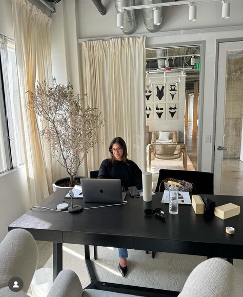 Marketing Woman Aesthetic, Business Startup Aesthetic, Fashion Design Office Studio Work Spaces, Office Girly Aesthetic, Office Organization Aesthetic, Modern Lifestyle Aesthetic, Women Office Aesthetic, Work Trip Aesthetic, Entrepreneur Aesthetic Woman