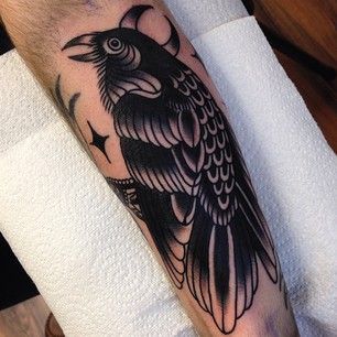 Traditional Crow Tattoo, Types Of Tattoos, Crow Tattoo Design, Tattoo Black And White, Black Bird Tattoo, Traditional Tattoo Sleeve, Crow Tattoo, Muster Tattoos, Raven Tattoo