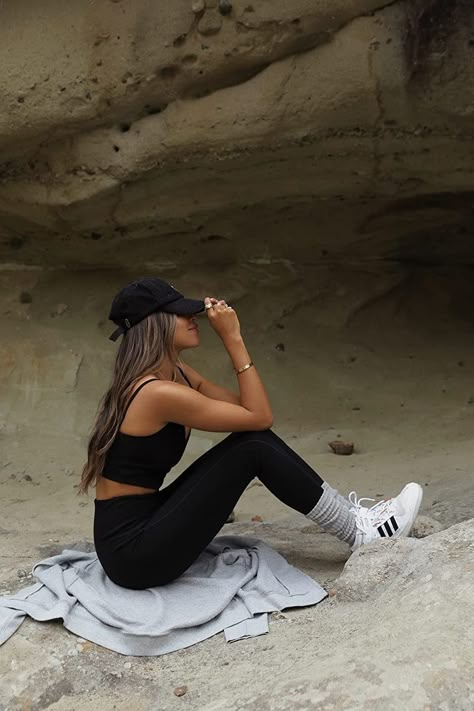 Cute Hiking Outfit, Hiking Outfits, Hiking Outfit Fall, Mountain Outfit, Summer Hiking Outfit, Cropped Zip Up, Sincerely Jules, Chill Outfits, Best Leggings