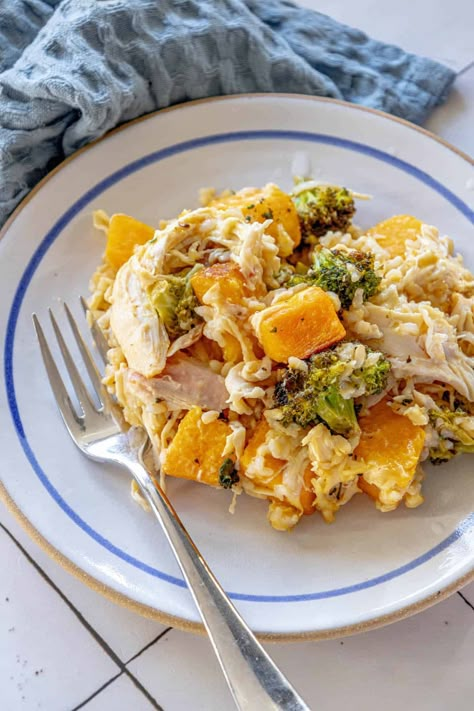 Butternut Squash Chicken and Rice Casserole - main dishes #maindishes Rice And Squash Recipe, Oven Chicken And Rice, Shredded Chicken Casserole, Butternut Squash Rice, Butternut Squash Chicken, Butternut Squash Casserole, Shredded Rotisserie Chicken, Healthy Butternut Squash, Butternut Squash Cubes