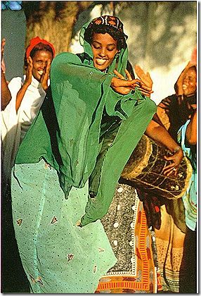 In childhood, our hearts often "feel this way;" we live well in adulthood if we can revisit this spirit at least one day out of every seven. Somali Wedding, Horn Of Africa, African Dance, Fierce Women, African People, People Of The World, African Culture, African Beauty, World Cultures