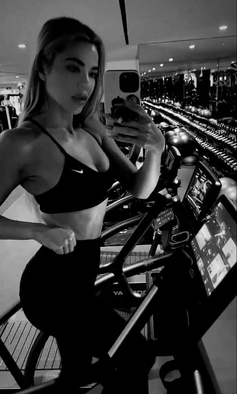 Khloe Kardashian Workout, Khloe Kardashian Weight, Kardashian Workout, Caption Instagram, Brown Leggings, Body Proportions, Kendall And Kylie, Khloe Kardashian, Intense Workout