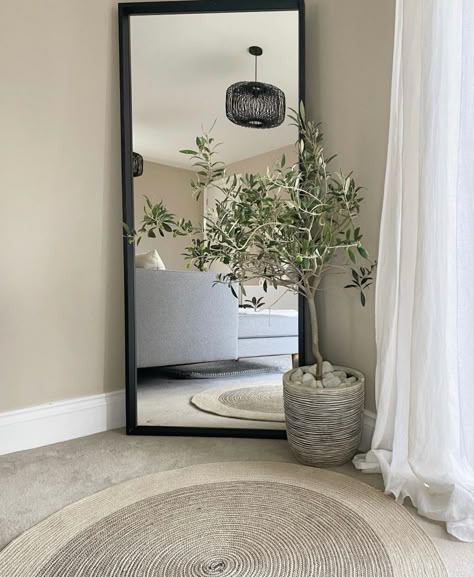 Mirror Corner Ideas, Mirrors In Living Room Ideas, Half Bathroom Decor, Easy Room Decor, Living Room Plants, Corner Decor, Living Room Corner, Room Redesign, Living Room Design Inspiration