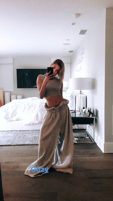 Hailey Baldwin Model, Hailey Bieber Style, Hailey Baldwin Style, Famous Outfits, Beauty Pop, Insta Models, Cute Comfy Outfits, Hailey Baldwin, Kardashian Jenner