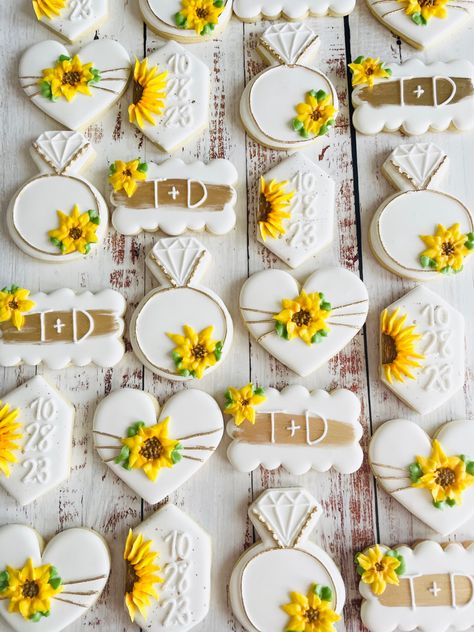 Sunflower Wedding Cookies Decorated, Rustic Sunflower Bridal Shower Ideas, Sunflower Bridal Shower Cookies, Sunflower Cookie Cake, Sunflower Deserts, Sunflower Wedding Cookies, Sunflower Bridal Shower Ideas, Sunflower Sugar Cookies, Bridesmaid Cookies