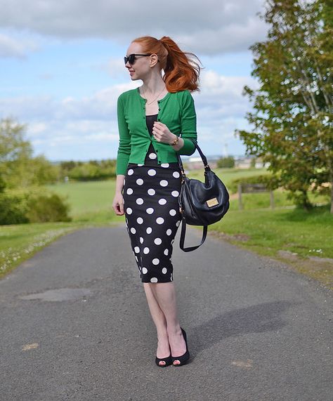 polka dot pencil skirt More Dots Outfit, Polka Dot Pencil Skirt, Dots Fashion, Outfit Retro, Polka Dots Outfit, Pencil Skirt Outfits, Polka Dots Fashion, Polka Dot Skirt, Looks Street Style