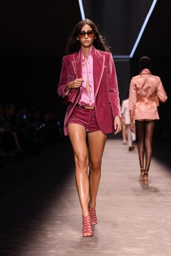 Model on the runway at the Tom Ford Spring 2024 Ready To Wear Fashion Show on September 21, 2023 in Milan, Italy. Going Out Outfits Casual, Summer Work Dresses, Dress Work Outfit, Summer Work Outfits, Spring Fashion Outfits, Mode Chic, Fashion Week Runway, Spring Fashion Trends, Casual Winter Outfits