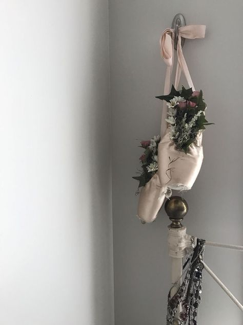 Ballet Aesthetic Bedroom, Ballet Aesthetic Room, Uni Decor, Dance Bedroom, Ballet Room, Dance Crafts, Dance Aesthetic, Ballet Pointe, Ballet Pointe Shoes