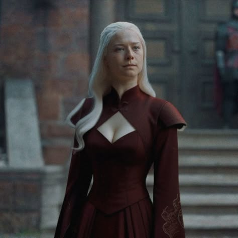 Red Targaryen Dress, Rhaenyra Targaryen Red Dress, Targaryen Outfit Aesthetic, House Of The Dragon Fashion, Targaryen Outfit Dresses, Rhanyera Targaryen, House Of The Dragon Dresses, House Of The Dragon Outfit, Targaryen Halloween Costume