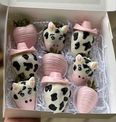 Cow Print Cakes, Cowgirl Birthday Cakes, Cow Print Birthday, I Love Cows, Cow Cupcakes, Cowgirl Cakes, Cow Birthday Parties, Cow Cakes, Chocolate Covered Strawberries Bouquet