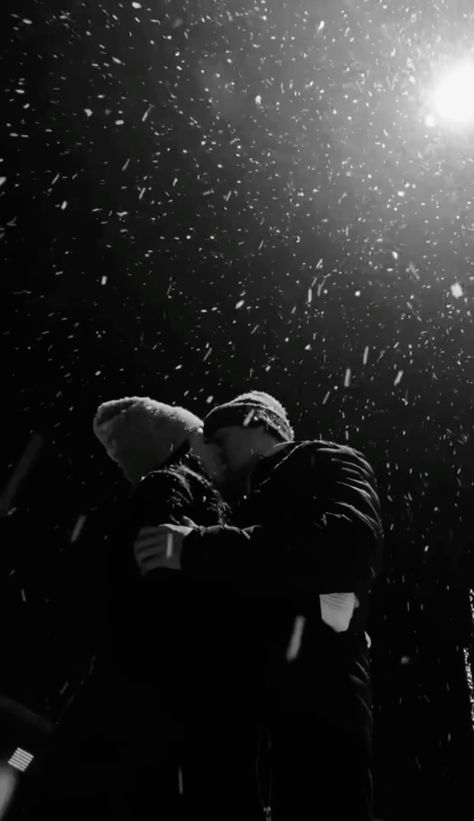 Kissing In Snow, Kissing In The Snow, Snow Kiss, New Years Kiss, Winter Couple Pictures, New Year's Kiss, Snow Couple, Snow Photoshoot, 2024 Moodboard