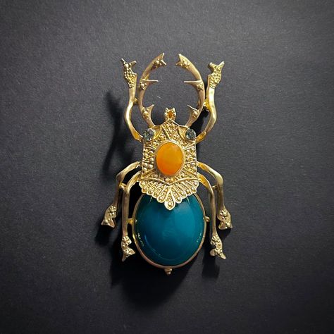 Big Beetle, Golden Beetle, Nordic Noir, Resin Brooch, Resin Stone, Art Deco Art, Insect Jewelry, Deco Art, Art Nouveau Jewelry