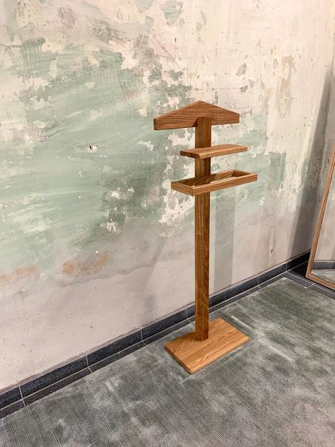 Valet Stand Modern, Coat Tree, Valet Stand, Stand Ideas, Clothes Stand, Boy Gifts, Walnut Oil, Wood Work, Light Oak