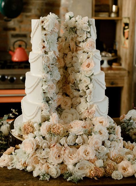 16 Vibrant & Unique Summer Wedding Cakes - Inspired By This Summer Wedding Cakes, Dream Wedding Cake, Floral Wedding Cakes, White Wedding Cake, Wedding Winter, Wedding Cakes With Flowers, Elegant Wedding Cakes, Wedding Cake Inspiration, Wedding Chicks