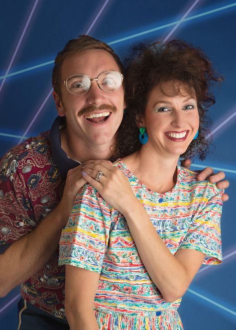 This Couple Did an '80s Themed Photo Shoot for Their 10th Anniversary Akward Family Photos, Awkward Family Pictures, 80s Couple, Funny Couple Photos, Funny Couple Photography, Funny Photoshoot Ideas, Funny Couple Poses, Jcpenney Portraits, Awkward Photos