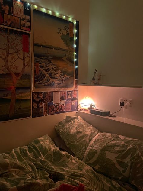 uk university dorm room insparation cozy uni room flat ideas inspo Student Accommodation Room Ideas Uk, University Halls Room Ideas, University Room Ideas Uk Halls, Uni Room Inspo Uk Halls, Uk Uni Room, Uni Room Inspo Uk, Uni Dorm Ideas Uk, Uni Room Ideas Uk Halls, Student Room Ideas University