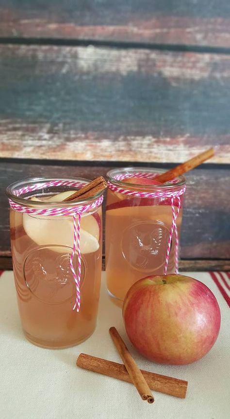 Apple Cinnamon Detox Water Apple Cinnamon Water, Cinnamon Water, Detox Waters, Natural Detox Drinks, Smoothie Detox, Detox Water Recipes, Detox Drinks Recipes, Healthy Detox, Natural Detox