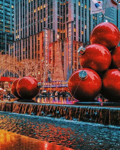 Travel + Leisure on Instagram: “It's the most wonderful time of year! Find out how to spend the holidays in New York City at our link in bio. #tlpicks courtesy of…” New York Christmas Time, New York Guide, New York Noel, Holidays In New York, New York City Christmas, Voyage New York, Nyc Christmas, Radio City Music Hall, New York Life