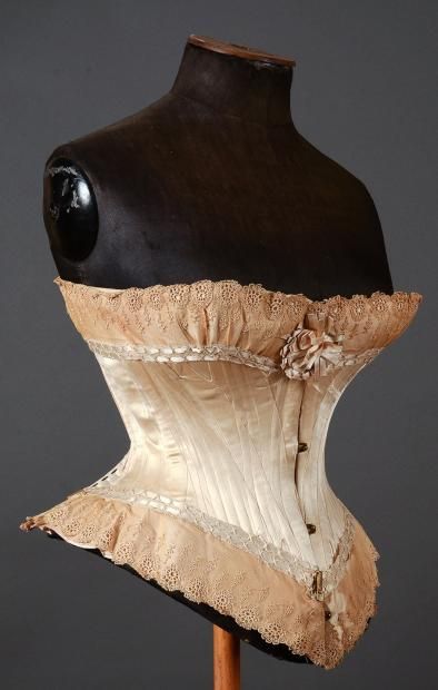 "1875 Corset griffé, Aux Iles Marquises, Mme Brédian, Paris." Oh my goodness... Perfect colours <3 Vintage Corsets, Edwardian Corsets, Wedding Corset, Chicago History Museum, Victorian Corset, Peach Lace, Vintage Corset, Corsets And Bustiers, Antique Clothing