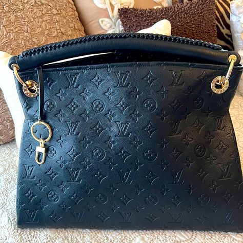 Gorgeous Black Bag Black Louis Vuitton Bag, Cheap Louis Vuitton Bags, Black Louis Vuitton, Fossil Purse, Work Handbag, Hobo Crossbody Bag, Top Handbags, Hobo Style, Gold Handbags