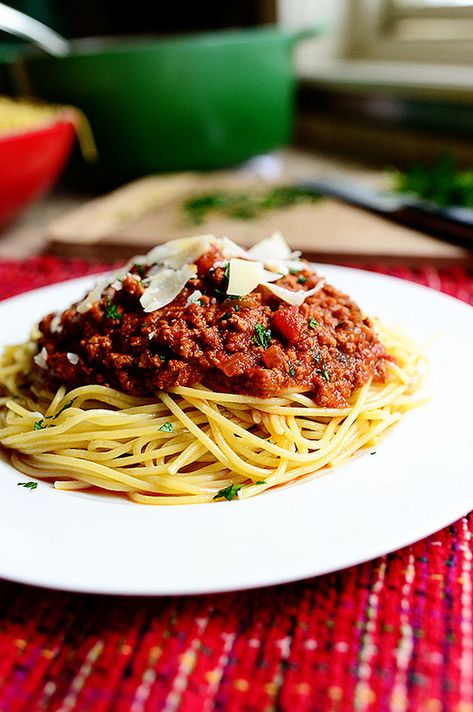 Pioneer Woman spaghetti sauce This is about the BEST spaghetti sauce I have ever had! Pioneer Woman Spaghetti Sauce, Meaty Spaghetti Sauce, Sauce Spaghetti, Homemade Spaghetti Sauce, Homemade Spaghetti, Pioneer Woman Recipes, Spaghetti Bolognese, Think Food, The Pioneer Woman