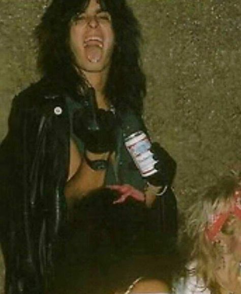 Motley Crue With Groupies, Motley Crue Groupie, Mick Mars, Vince Neil, 80s Hair Bands, Motley Crüe, Rockstar Aesthetic, 80s Bands, Nikki Sixx