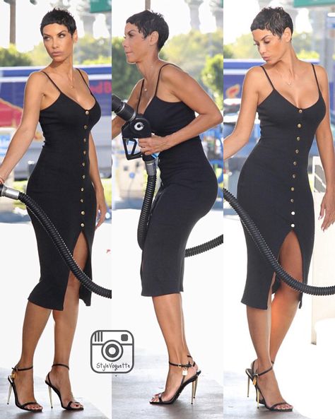 I still cannot believe that this beauty Nicole Murphy is 49 years old and a mom of 5. Just wow!  #Body Swipe to see a throwback pic with her ex. Nicole Murphy Style, Nicole Murphy Hair, Seductive Fashion, Nicole Mitchell Murphy, Throwback Pic, Nicole Murphy, Stacey Dash, Short Sassy Hair, Miniskirt Outfits