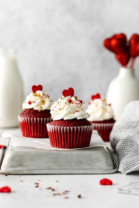 Red Velvet Cupcakes with Cream Cheese Frosting Valentines Day Cupcakes Ideas, Vegan Red Velvet Cupcakes, Red Velvet Desserts, Bolo Red Velvet, Red Cupcakes, Valentines Cake, Fun Cupcake Recipes, Sweets Ideas, Valentines Baking