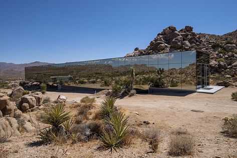 Invisible House, Concrete Block House, House Of Mirrors, Tree Mirror, Desert House, Timber Roof, Areas Verdes, Mirror House, Cool Roof