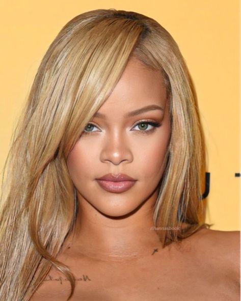 Rihanna With Blonde Hair, Rhianna Blonde, Rhianna Hair, Rihanna Makeup Looks, Ciara Blonde Hair, Rhianna Hairstyles, Monochromatic Hair, Rihanna Blonde Hair, Rihanna Blonde