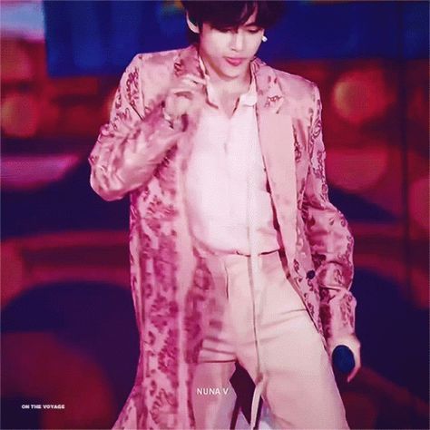 Gif Taehyung, Taehyung Gifs, Taehyung Gif, Dance Gif, V Gif, V Bts Wallpaper, Dancing Gif, Bts Gif, Winter Bear