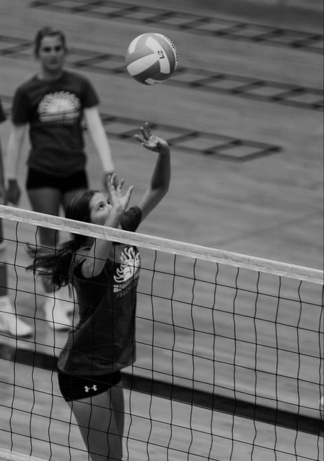 Volleyball Player Aesthetic, Volleyball Black And White, Setter Volleyball, Volleyball Photography, Snap Dance, Volleyball Setter, Volleyball Photos, Volleyball Skills, Cinema Colours