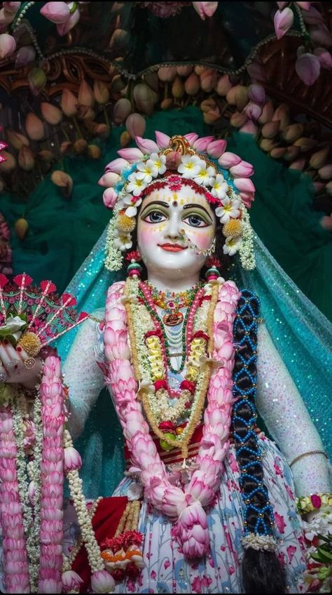 Curly Braided Hair, Mor Pankh Background, Red Toes, Srimati Radharani, Iskcon Krishna, Shri Radha, Shri Radhe, Krishna Flute, Sri Radha