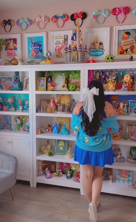 Disney Ornament Collection Display, Funko Pop Bedroom, Disney Collection Room, Collector Display Ideas, Disney Rooms For Adults, Disney Display Ideas, Disney Craft Room, Toy Collection Display Ideas, Collectibles Display Ideas