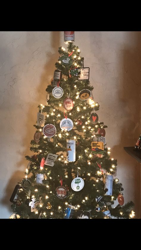 Bar Themed Christmas Tree, Beer Themed Christmas Tree, Pub Christmas Decorations, Beer Christmas Tree, Beer Decorations, Tree Bar, Casa Club, Themed Christmas Tree, Elm Tree