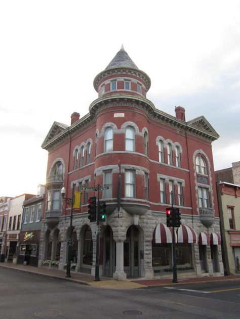 Here Are 10 Of The Most Beautiful, Charming Small Towns In Virginia Staunton Virginia, Virginia Is For Lovers, Old Dominion, Virginia Homes, Shenandoah Valley, Ancient Ruins, Historical Architecture, Beautiful Mountains, Beautiful Architecture