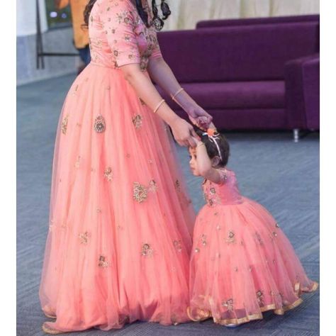 Mommy Daughter Dresses, Mom Daughter Matching Dresses, Babies Pics, Mom And Baby Dresses, डिजाइनर कपड़े, Mom Daughter Outfits, Daughter Dress, Mother Daughter Fashion, Mother Daughter Matching Outfits