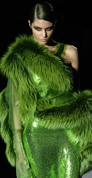 Tom ford - would love if obviously faux fur! Come on people, it's an easy, ethical switch!  Well, the truth is, if you're wearing this sort of thing you're not much into reality. Ha. Though the dead animals slung around your shoulders are real enough. Detail Couture, Fabulous Furs, Green Collection, Simple Green, Moda Vintage, Fur Fashion, Mode Inspiration, Green Fashion, Shades Of Green