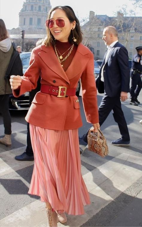 Woman Power!  Oh yeah! #ootd Coral Blazer Outfit, Blazers For Women Classy, How To Wear A Pleated Skirt, Coral Blazer, Modern Skirt, Blazer Outfits Casual, Skirt Inspiration, Blazer Outfit, Trik Fotografi